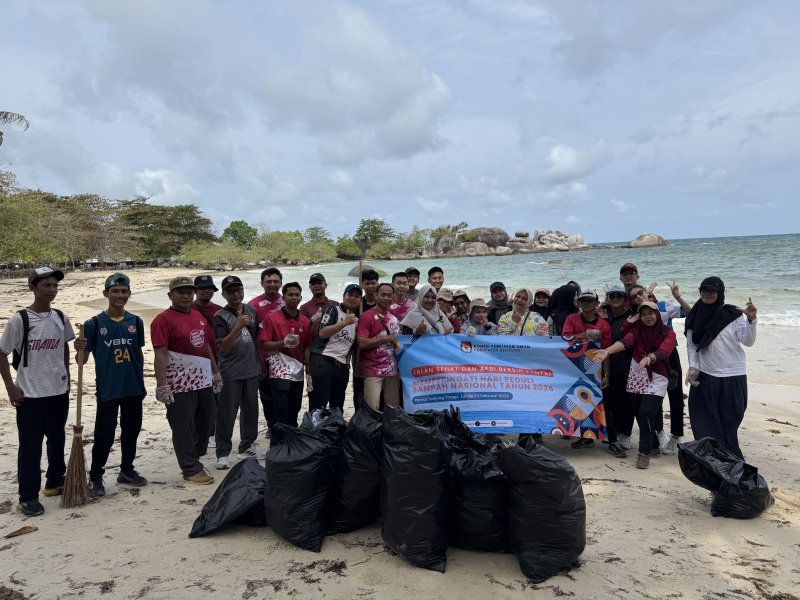 Peringati Hari Peduli Sampah Nasional, KPU Kabupaten Belitung Gelar Jalan Sehat dan Aksi Bersih Pantai
