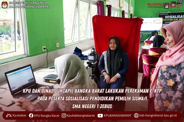(KPU) Kabupaten Bangka Barat bersama (Disdukcapil) Kabupaten Bangka Barat melaksanakan perekaman KTP elektronik (e-KTP) bagi siswa-siswi SMA Negeri 1 Jebus yang menjadi peserta Sosialisasi Pendidikan Pemilih Pemula