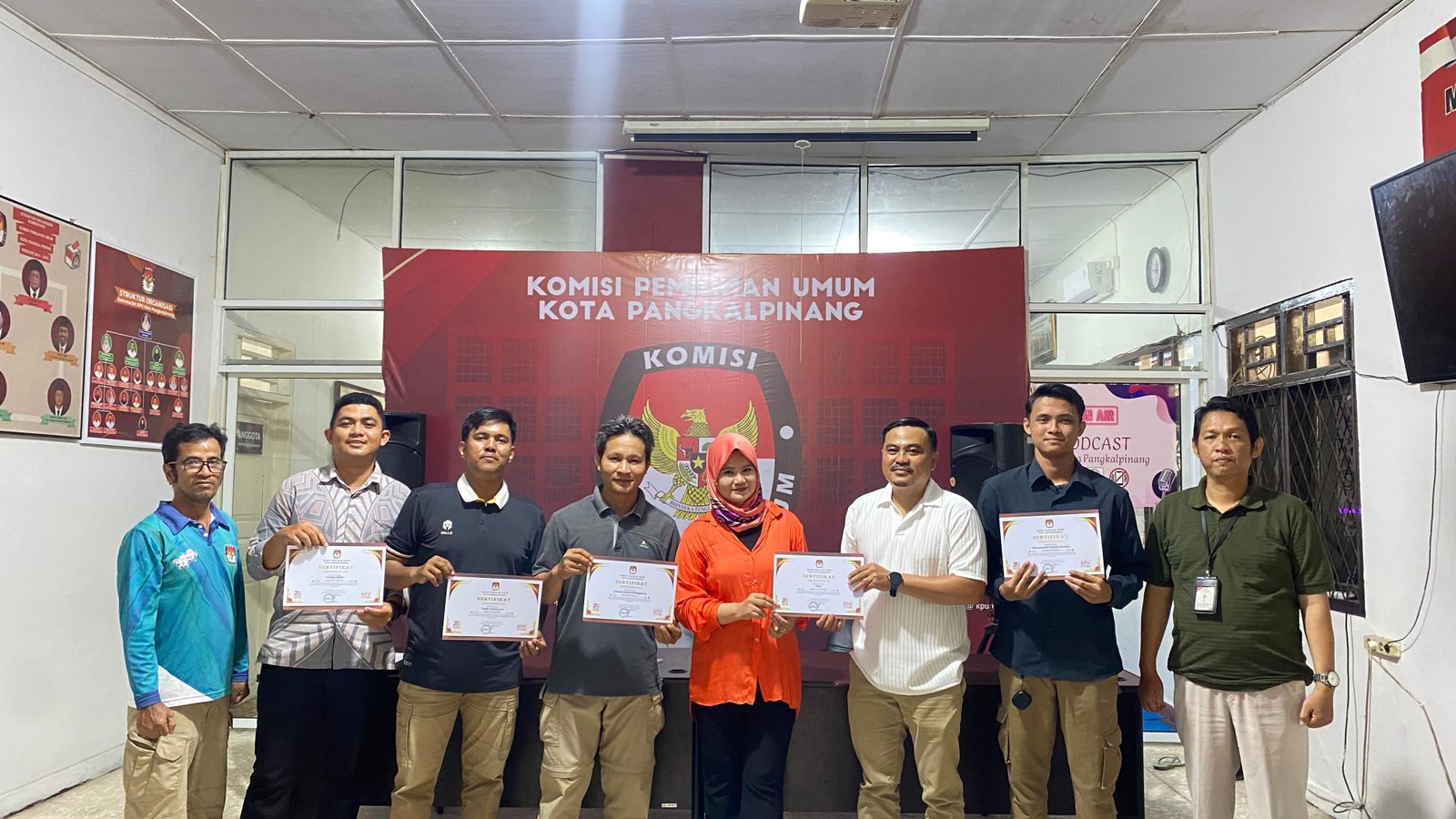 Penyerahan Sertifikat Badan Adhoc Pada Pemilihan Ulang Tahun 2025 Kota Pangkalpinang