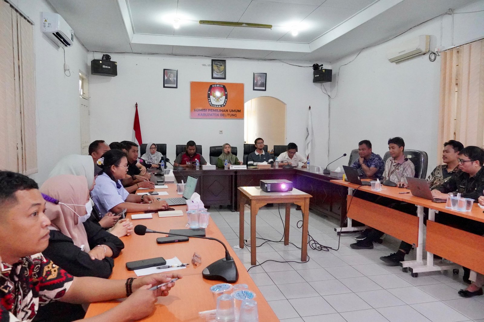 Komisi Pemilihan Umum (KPU) Kabupaten Belitung menyelenggarakan kegiatan berbagi pengetahuan terkait penulisan notulen